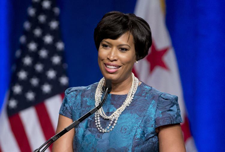 <p>Washington DC Belediye Başkanı Muriel Bowser, düzenlediği basın toplantısında, ülkede artan Kovid-19 vakalarına işaret ederek, alınan yeni önlemleri anlattı.</p>