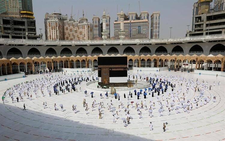 <p>Hacı adayları, sosyal mesafe, maske ve diğer salgın önlemlerine uyarak Kabe’yi tavaf etmeye başladı.</p>