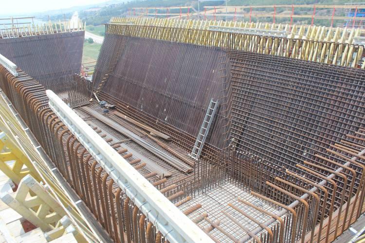 <p>18 Mart Çanakkale Deniz Zaferi’ni simgeleyecek</p>
<p>Dünyanın en büyük asma köprüsü unvanına da sahip olacağı ifade edilen köprünün ayakları 318 metrelik yüksekliğiyle 18 Mart Çanakkale Deniz Zaferi’ni simgeliyor. Cumhurbaşkanı Recep Tayyip Erdoğan tarafından 18 Mart 2017’de temeli atılan ve Çanakkale’nin Lapseki ilçesine bağlı Şekerkaya ile Gelibolu’nun Sütlüce mevkii arasında yapımı süren 1915 Çanakkale Köprüsü’nün ayakları 16 Mayıs Cumartesi günü Cumhurbaşkanı Recep Tayyip Erdoğan’ın videokonferansla katıldığı törenle tamamlanmıştı. 32 bloktan oluşan köprünün ayak yüksekliği 318 metreye ulaşmıştı.<br />
</p>