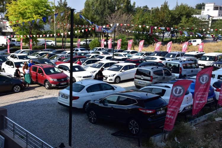 <p><span style="color:#FF8C00"><strong>Bozkurt, şunları kaydetti:</strong></span><br />
<br />
"Bu konu; iç içe olan ve kavram karmaşası yaşanan bir konu. Birincisi üretimle ilgili sıkıntı, bir arz sıkıntısı yaratıyor. Üretimin tam kapasite olmaması ve 2 yıldır bekleyen talebin devreye girmesiyle arz sıkıntısı iyice büyüdü. Tabii biz talep patlamasını pandemi olmasa da bekliyorduk. Bu yılın daha iyi bir yıl olmasını bekliyorduk. Burada tabii şu var; fırsatçılıklar var piyasada. Nasıl var? Piyasadaki ikinci el araç fiyatlarının artması distribütörlere, bayilere soruluyor. İkinci el araç piyasası bizim işimiz değil. Biz sıfır araç satarız. Sokaktaki vatandaş arabasını istediği fiyata ilana koyuyor. Koyabilir. Serbest piyasa... O fiyata satar veya satamaz. O fiyata da çıkıp biri alıyorsa ona da kimse bir şey diyemez. Ama ikinci el piyasasındaki gelişmenin muhatabı distribütörler değil. 'Sıfır bulunmadığı için ikinci el fiyatları artıyor' deniliyor. Bunun çok az etkisi olduğunu düşünüyorum.</p>