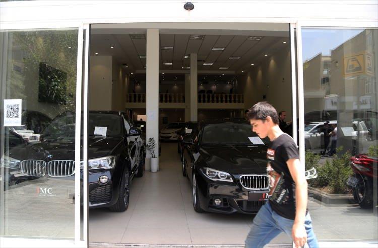 <p><span style="color:#FF8C00"><strong>"BU HIZLA GİDERSE PAZAR 700 BİNLERİ YAKALAR"</strong></span></p>
<p>Ali Haydar Bozkurt, yıl sonu otomotiv pazar beklentilerini de paylaştı. Temmuz ayında 80-90 bin adetlik satışın konuşulduğunu aktaran Bozkurt, şöyle devam etti:<br />
"Ama şu an bilmiyoruz. Onu bayramdan sonra ODD açıklayacak. Böyle olursa çok yüksek bir hız... Bu hızla giderse pazar 700 binleri yakalar. Ama tabi üretim buna cevap verebilecek mi? Bu önemli. Ayrıca, diğer ülkelerde de pandemi sonrası süreç başlarsa bekleyen talep var. Orada da talep olursa araç bulunurluğunda değişiklik olabilir. Her şey böyle giderse, üretim cevap verebilirse, şu andaki faizle ilgili durumu koruyabilirsek... Avro kuru düşündürüyor. Bunların hepsi birbirine bağlı olarak pazara yön verecek şeyler. Şu anda faiz hala bence makul seviyede. Bunu kullanmak için zaten çok fazla insan araç almak istiyor. Faizlerin bu seviyesini koruyabilirsek yıl sonuna kadar bence 700 bine işaret ediyor gibi pazar..."</p>