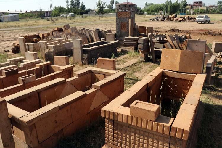 <p>Atölyelerde, duvar örmek için çeşitli ebatlarda kesilen taşlar, ayrıca siparişlere göre süslenerek Türkiye'nin birçok yerine gönderiliyor. </p>
<p> </p>