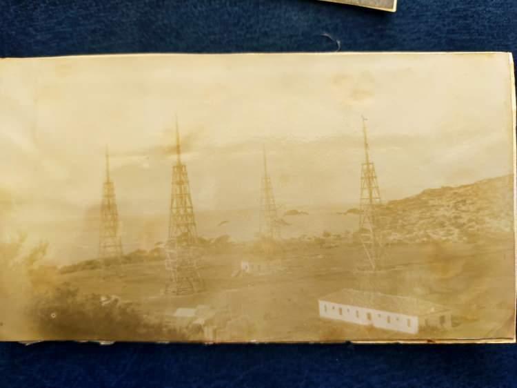 <p>'1913 YILINDA İTALYAN İŞGALİNDE TOP ATIŞIYLA YOK EDİLMİŞ'<br />
Derne'deki telsiz telgraf istasyonunun İtalyan işgaline uğramadan önce çekilen fotoğrafına ulaştığını söyleyen Özgür Sanal, "Afrika'da kalan son toprağımız Libya'ydı. 2'nci Abdülhamit burayla iletişimi sürekli kılmak için Almanya'daki bir firmayla iletişime geçerek istasyon kurulmasını istemiş. Buradaki bilgiler, Fethiye yakınlarında bulunan Patara Antik Kenti yakınlarındaki istasyona, buradan da İzmir üzerinden İstanbul'a aktarılıyordu. İstasyon 1904 yılında kurulmuş, 1905 yılında ilk deneme haberleşmesi başlamış. 1905 yılının ortalarında ise sürekli haberleşme sistemi başladı. Bu istasyon 1913 yılına kadar kullanılmış. 1913 yılında İtalyan işgalinde gemiden atılan top atışlarıyla iki istasyon yok edilmiş" dedi.</p>