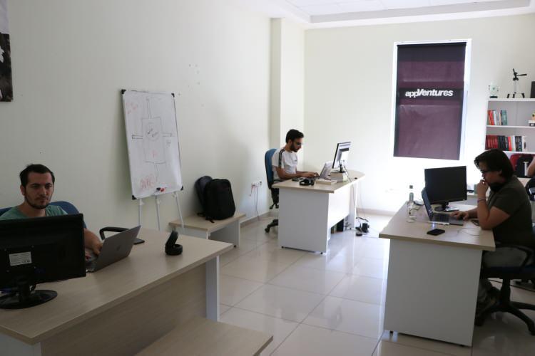 <p>Katıldıkları bazı yarışmalarda başarılı olan ve "Hackathon" gibi yazılımcıları bir araya getiren oluşumlarda adlarından söz ettiren gençler, GAÜN Teknopark'ta "appVentures" adında şirket kurarak uygulama geliştirmeye başladı.</p>
