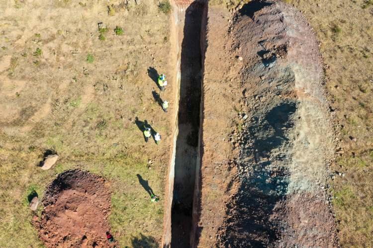 <p>TÜBİTAK desteğiyle DEÜ ve Afyon Kocatepe Üniversitesi iş birliğinde 2 yıldır devam eden "İzmir ili Yerleşim Alanından Geçen Diri Fayların Paleosismolojisi' projesi kapsamında çalışma yürüten uzmanlar, kentte en tehlikeli olarak görülen 5 fayda hendek açtı.</p>
