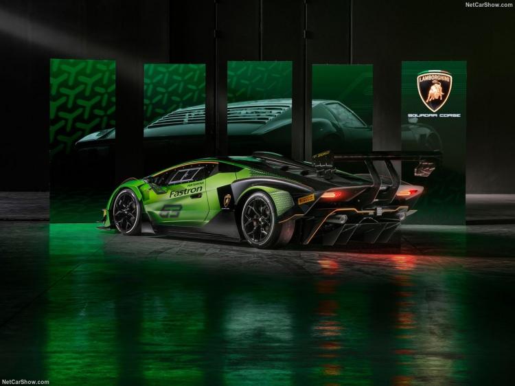 <p>Lamborghini'nin CEO'su Stefano Domenicali de pist odaklı bu yeni hiper otomobilleriyle ilgili olarak "Essenza SCV12, firmamızın sunabileceği en iyi pist sürüşü deneyimini yaşatmak için geliştirildi. Bu modelimiz, asfalt ile araçlarımız arasındaki bağlantıyı vurgulayan mühendislik özelliklerine sahip.</p>
