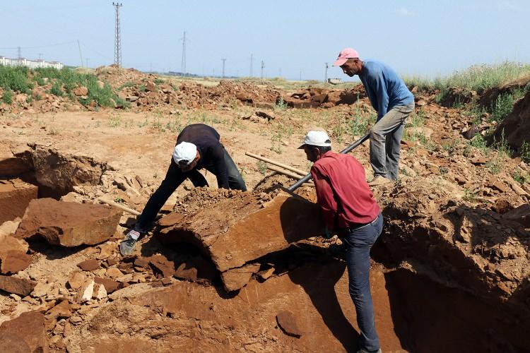 <p>Taş ustalığı yeni bir gelenek değil. Geçmişte de örnekleri olduğu gibi başta Selçuklu Mezarlığında olmak üzere çok eski bir gelenektir. Ahlat taşı ile inşa edilmiş 800 yıllık türbelerimiz var. Günlük olarak bir gün öncesinden hazırladığımız kayalara çiviler çakarak yerinden oynatıyoruz. Daha sonra manivela ile çıkarıp balyozlarla paket haline getiriyoruz. </p>