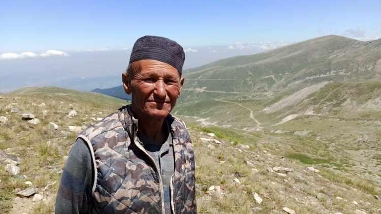 <p>"Bugünümüze şükürler olsun. 55 yıldır koyun bakıyorum. Kayıp olanların bulunmasına yardımcı oluyorum. Bir keresinde gözümün önünde uçak düştü uçağın bulunmasına yardımcı oldum. Yalnız yaşıyorum. Bayramda da buradayım Allah nice bayramlara çıkarsın. Devletimize, askerimize. polisimize, ormancılarımıza güç kuvvet versin. Bu halimize bin şükür. Peygamber mesleği, bunu yapmaya mecburum"<br />
 </p>
