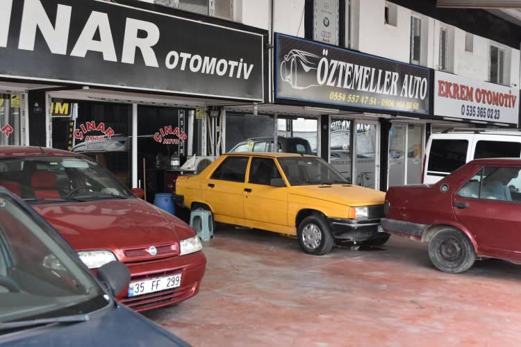 <p><span style="color:#FF8C00"><strong>"KONUYA TAM HAKİM OLMADAN YORUM YAPIYORLAR"</strong></span></p>
<p>Toyota Türkiye Pazarlama ve Satış CEO'su Bozkurt, üreticilerin yansıtmak istediği zamları sürekli ertelediklerini ancak bir noktadan sonra mecburen zam yapıldığını söyledi.</p>
<p>Otomotiv sektörünün dolara göre değil, avroya göre alıp-sattığına dikkati çeken Bozkurt, "Eleştirileri okuyorum sosyal medyada. Kavramlar çok birbirine karışıyor. 'Araç yok' diyoruz. 'Araç var ama yok diyorsunuz' diyorlar. Neden yok diyelim. Otomobil satmaya çalışıyoruz. Bizim çok şeffaf bir sistemimiz var. Devletin ilgili kurumları bizi sürekli denetlemeye geliyor, tüm stokumuzu, her şeyimizi görüyor. Konuya tam hakim olmadan yorum yapıyorlar. 1-2 aylık kıyaslamalarda hata olabilir. Üretici bir zam yapmış olabiliyor. Markanın o modeli artık kaçınılmaz olarak ÖTV baremine takılıyor. Bir üst dilime geçiyor. Dolayısıyla fiyat ÖTV'den dolayı artıyor. Birden son rakama 15-20 bin lira ek fiyat yansıyor. Vatandaş, bu detayları bilmiyor arka planda." ifadelerini kullandı.</p>