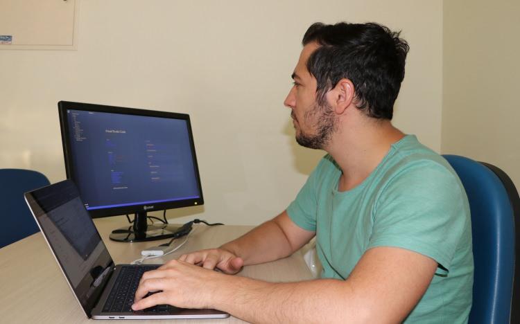<p>Girişimcilerden Ömer Doğan ise yarışlardaki başarılarıyla kendilerini mobil uygulama yazılımına yoğunlaştırdıklarını belirterek, "Birçok girişimimiz aslında dünya çapında ve milyonlarca kişiye ulaşıyor. Birçok üniversite öğrencisi sadece bölümüyle ilgilenirken biz bölümümüzün dışında kendimizi geliştirmeye çalışıyoruz. Yazılım alanında yenilikler yapıyoruz." ifadesini kullandı. </p>
