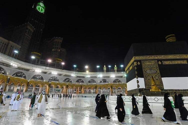 <p>Yerel medya, hacı adaylarının Kabe’ye yaklaşmalarının ve dokunmalarının da yasak olduğunu duyurdu.</p>