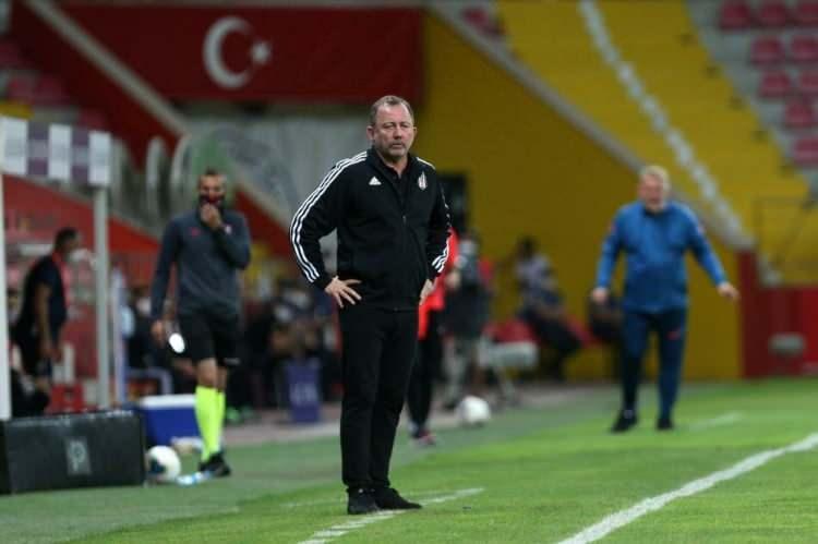 <p><strong>"BİRÇOK SPOR KANALIMIZ VAR, BİZ YAPALIM BU İŞİ" </strong></p>
<p>Kendi imkanlarımız, TRT'miz var, A Spor var, birçok spor kanalımız var. Biz yapalım bu işi. Kulüpler birliği olarak bir vakıf kuralım ve bu işi yapalım. TV kanallarının masraflarını verelim, kalan parayla biz geçinelim. Bu rekabeti yaratamazsak, her gelen indirim ister. Neden bunu istiyorlar, çünkü rakipsizler. 50-100 milyon euro koyarız, şirketi kurarız ve gideriz TRT'ye 'Birlikte yapalım' deriz. Onlar masraflarını alır, biz de kalan parayı bölüşürüz. Yayıncı kuruluş rakibi olmadığı için sürekli 'İndirin' diyor. Kulüpler Birliği'nde bu yayın işini gündeme getirdim, yine getireceğim.</p>