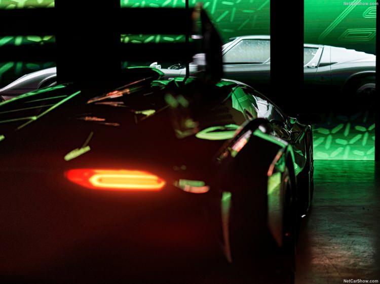 <p>İtalyan spor otomobil üreticisi Lamborghini, uzun süredir yeni aracı hakkında ipuçları veriyordu.<br />
<br />
<br />
Lamborghini, sadece 40 adet üretilecek yeni süper spor otomobili Essenza SCV12 modelinin örtüsünü Bologna’da kaldırdı.</p>
