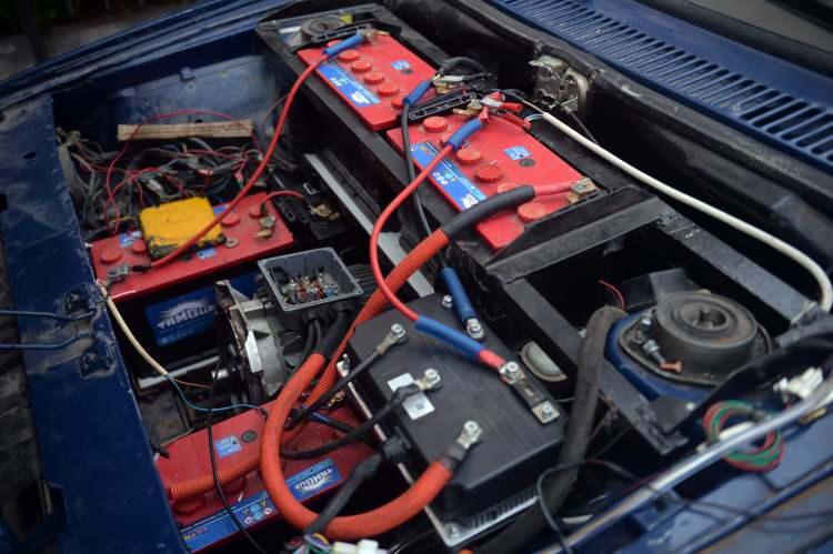 <p>Oğlu Serkan Söylemez'in (43) de desteğini alan emekli elektrik mühendisi, bir aylık çalışmanın ardından benzinli otomobili, aküler yardımıyla elektrikle çalışabilir hale getirdi.</p>

<p> </p>
