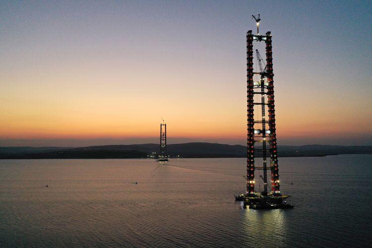 <p>Köprü için 2 yaklaşım viyadüğü, 4 betonarme viyadük, 10 alt geçit köprüsü, 33 üst geçit köprüsü, 6 köprü, 43 alt geçit, 115 menfez, 12 kavşak, 4 otoyol hizmet tesisi, 2 bakım işletme merkezi, 6 ücret toplama istasyonu inşa edilecek.</p>
<p> </p>