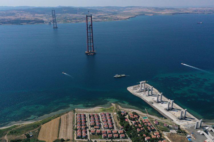 <p>Çanakkale-Bursa kara yolunda Lapseki ve Umurbey alanlarında da Karayolları ekiplerince güzergah iyileştirmeleri için çalışma başlatıldı. Bu çerçevede, köprüye giriş ve çıkışlar için oluşturulacak bağlantılar düzenlenecek.</p>
<p> </p>
