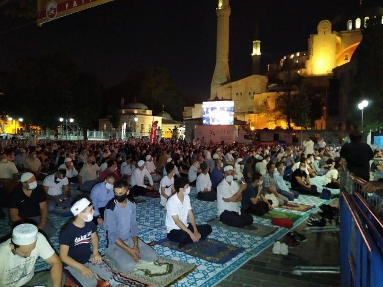 <p>86 yıl sonra ibadete açılan Ayasofya-i Kebir Şerif-i Camiinde bayram sabahında sabah namazı kılındı. Gece saatlerinden itibaren bekleyen vatandaşlar, ezanın okunmasıyla içeri alındı. Güvenlik, temizlik ve dezenfektan çalışmalarının ardından namaz için vatandaşlar alınmaya başlandı. Kadın erkek, genç yaşlı, çok sayıda Müslüman namazı kıldıktan sonra tekbirler getirdi, dua etti.</p>
