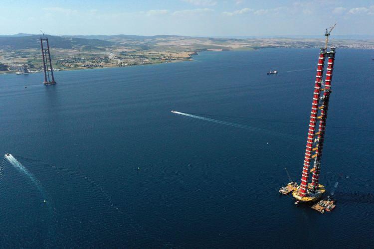 <p><strong>18 Mart 2022'de açılacak</strong></p>
<p>İki ayak aralığı Türkiye Cumhuriyeti'nin kuruluşunun 100'üncü yılıyla anlamlandırılarak 2023 metre olacak 1915 Çanakkale Köprüsü, tasarımındaki inceliklerle de dikkati çekiyor. Köprü tamamlandığında özellikleriyle "simgelerin köprüsü" olarak anılacak.</p>