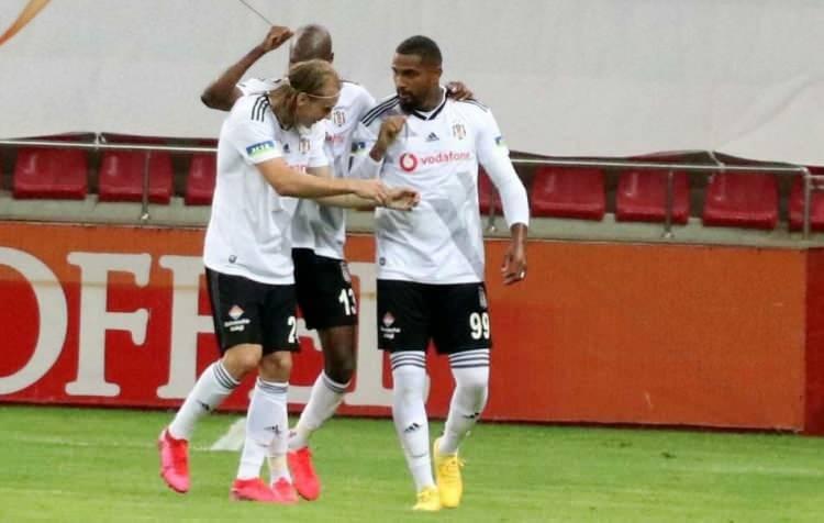 <p><strong>"RUIZ GİTTİ DE ELNENY NEDEN GİTMEDİ?"</strong></p>
<p>Galatasaray'da Henry Onyekuru, Fenerbahçe'de Max Kruse, bizde de Victor Ruiz gitti. Pandemi dönemine kadar paralar ödendi. Victor Ruiz'in yerinde olsam 'Pandemi döneminde paramı alamadım, pandemi diye bir şey yoktur, tanımıyorum' deseydi, doğruyu söylemiş olurdu. 4 maç kaldı, gitti. Muhammed Elneny neden gitmedi çocuk? Mart, Nisan, Mayıs ödemesi yapamadık çünkü kasamıza giren para yok! Bağış kampanyasıyla, geçen senenin bonservis ödemelerini yapıyoruz. Adem Ljajic'İn 4,5 milyon euroluk bonservisi duruyor, Kevin N'Koudou'nun 4 milyon euroluk bonservisi duruyor. Restaurantlarda olur ya 'Ben yedim, babam ödesin' durum aynen öyle.</p>