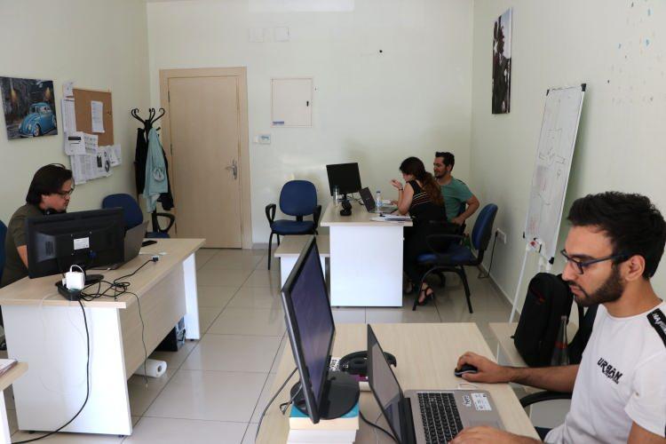 <p>Öğrencilerden Deniz Can Ilgın, AA muhabirine, Hackathon yarışlarında aldıkları başarılarla yazılım sektöründe mobil uygulama geliştirmeye başladıklarını söyledi.</p>