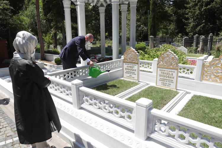 <p>Cumhurbaşkanı Recep Tayyip Erdoğan, eşi Emine Erdoğan ile birlikte Üsküdar Kısıklı’daki konutundan ayrılarak, Karacaahmet Mezarlığı’na gitti. </p>

