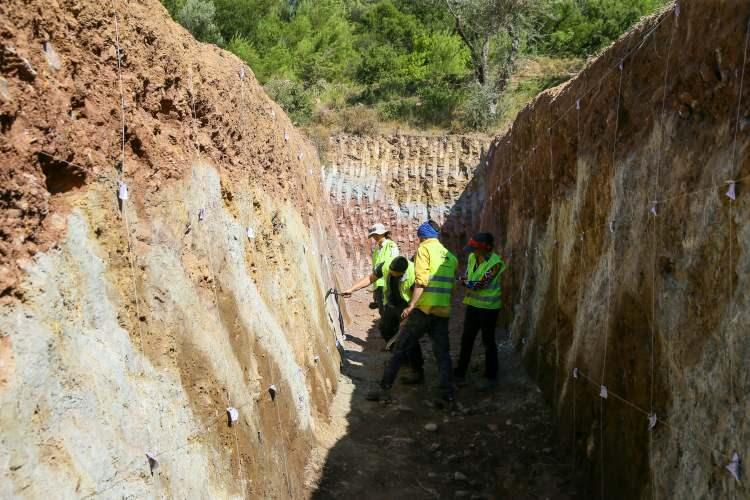 <p>Sözbilir, "Depremi üreten sismik kaynağı, yani fayı tanımaya çalışıyoruz. Biz fayla birlikte yaşıyorsak onu tanımalıyız." değerlendirmesinde bulundu. </p>
<p> </p>