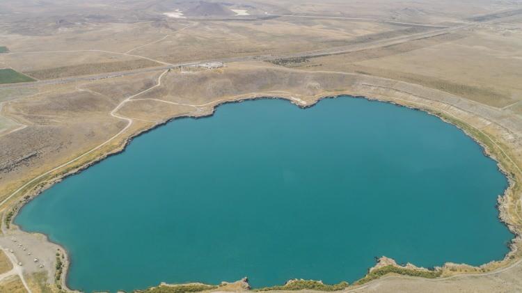 <p>Konya'nın Karapınar ilçesindeki volkanik patlama sonucu oluşan Acıgöl’ün su seviyesi gün geçtikçe azalmaya başladı. Su seviyesinin azalmaya başlamasıyla gölün tamamen kurumasından endişe ediliyor. </p>
