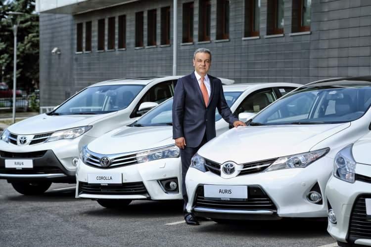 <p><span style="color:#FF8C00"><strong>"TOYOTA'DA BİR AN ÖNCE TAM KAPASİTEYE GEÇMEK İSTENİYOR"</strong></span></p>
<p><strong>Ali Haydar Bozkurt, Toyota özelinde tam kapasiteye geçişle ilgili sürece değinirken, şunları kaydetti:</strong><br />
<br />
"Toyota'da bir an önce tam kapasiteye geçmek isteniyor. Ancak hastalık bitti diye bir durum yok. Hastalık bitmedi. Önlemleri gevşetmemek lazım. Bizde azalmış olabilir ancak dünyada devam ediyor. Dünyada seyahat trafiği olduğu sürece bu hastalık riski hep var. Azami dikkat ederek günlük hayatı devam ettireceğiz. Her şeyi durdurma şansımız yok. Hiçbir sistem bunu aylarca kaldıramıyor. Toyota'nın da normal sürece geçme isteği var. 'Şu tarihten sonra tam kapasiteye geçeriz' diyemeyiz, net bir tarih yok. Güven ortamı ne zaman oluşursa tam kapasiteye geçerler."</p>