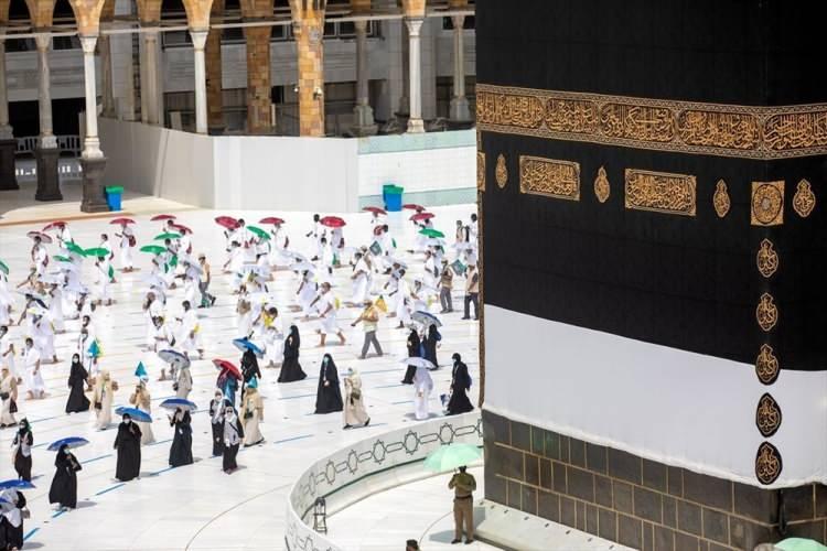 <p>Haberde ayrıca kudüm (ilk) tavaflarını yapan hacı adaylarının daha sonra "Terviye günü" olarak adlandırılan hicri takvime göre zilhicce ayının 8'inci günü yani bügün Hazreti Muhammed'in sünnetini yerine getirmek üzere Mina'ya hareket edeceği ifade edildi.</p>