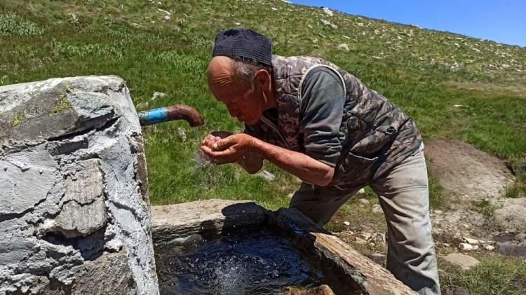 <p>Türkiye gündemi ile yakından ilgilendiğini, bütün anlık olayları el radyosundan takip ettiğini belirten 65 yaşındaki çoban, korona virüsten, Türkiye’nin yerli otomobili TOGG’a kadar bir çok konu hakkında yorum yapıyor. Korona virüsten korunmak için sık sık ellerini yıkadığını belirten Efe Gülbak, virüs bulaşacağı kişiyi bilir, benimle işi olmaz. Ben sürekli ellerimi başımı yıkıyorum. 5 vakit abdest alıyorum. Sigara alkol kullanmıyorum. Burası çayır çimen, doğa güzel, su bol. Şehirde her türlü hastalık olur, ama burada olmaz" diye konuştu.</p>