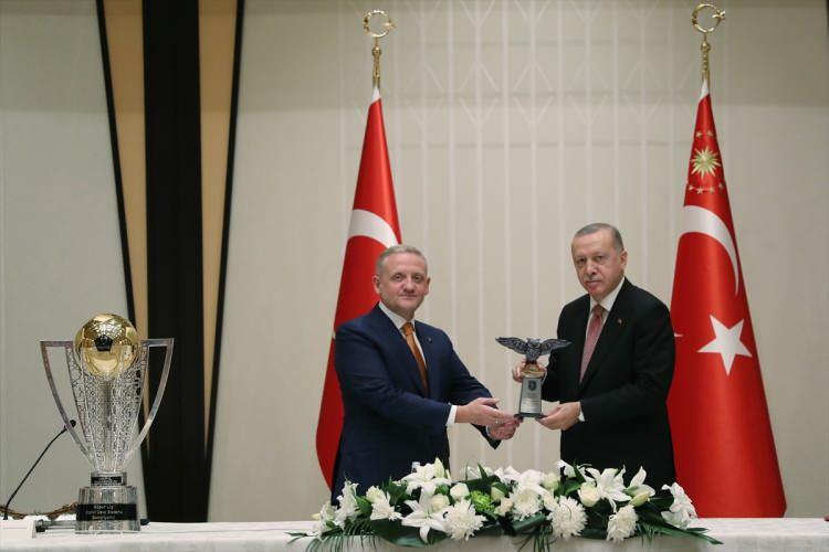 <p>  Cumhurbaşkanı Recep Tayyip Erdoğan, 2019-2020 Süper Lig Cemil Usta Sezonu'nu şampiyon olarak tamamlayan Medipol Başakşehir Kulübü yönetimi ile birlikte teknik heyet ve futbolcuları kabul etti.</p>

<p> </p>
