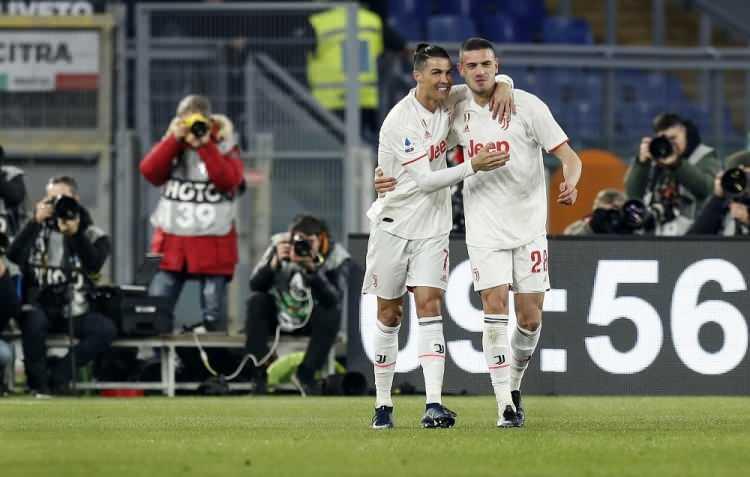 <p>Serie A’nın 36. hafta maçında Juventus sahasında Sampdoria’yı 2-0 yendi. Bu sonuçla en yakın rakibi Inter’in 7 puan önüne geçen Maurizio Sarri’nin öğrencileri bitime 2 hata kala üst üste 9. kez şampiyonluğa ulaştı.<br />
Serie A’nın 19. haftasında Roma deplasmanında sakatlanan ve uzun süre sahalardan uzak kalan Juventuslu milli oyuncu Merih Demiral ise 201 gün aradan sonra sahalara döndü.</p>

<p> </p>
