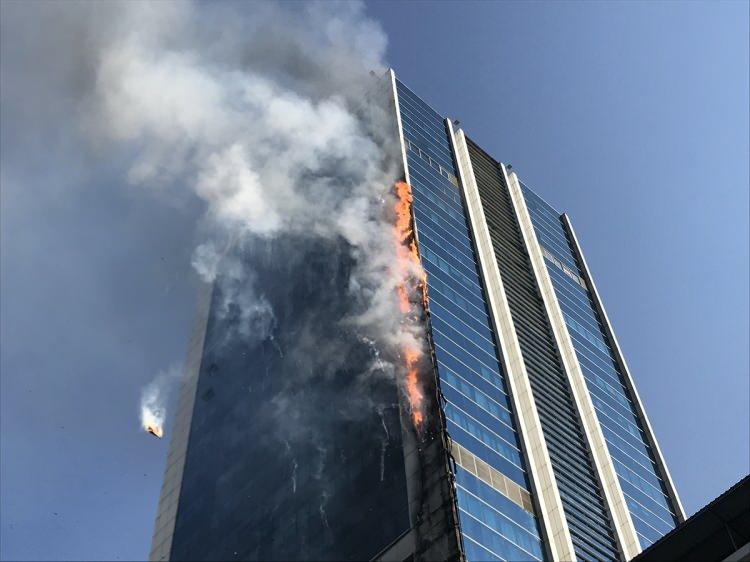 <p>Ankara'da bir iş merkezinde yangın çıktı. Plaza tahliye edildi. Yangına müdahale devam ediyor. Binadan sokağa düşen parçalar tehlike saçıyor.</p>
