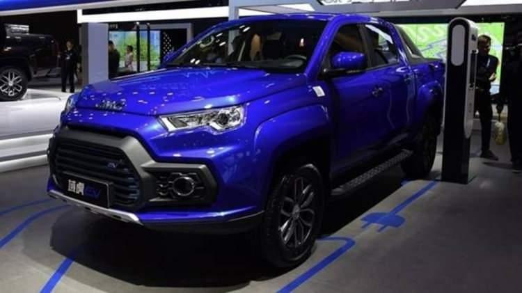 <p><strong>JMC Tiger EV</strong></p>
<p>Listede tek Çinli olan Tiger EV, iki ve dört tekerlekten çekiş olmak üzere versiyonlara ayrılarak satışa sunulacak. Model 165 beygir güç 335 kilometreye varan menzil sunuyor.</p>