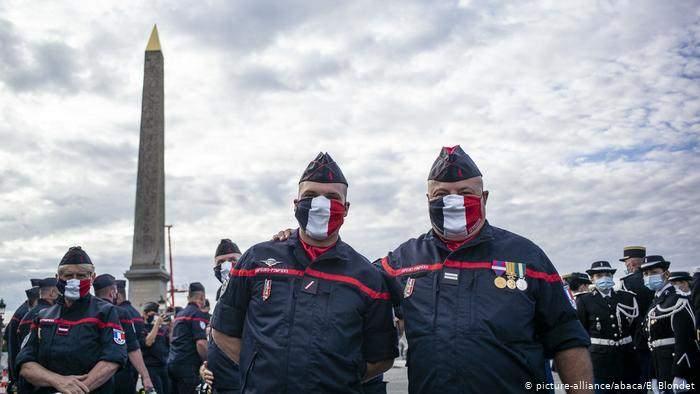 <p>Ülkede 20 Temmuz itibarıyla kapalı alanlarda maske kullanımı zorunlu hale geldi.</p>
<p>Bununla beraber Fransa, salgının hızla yayıldığı 16 ülkeden Fransa'ya gelecek yolcuların havalimanlarında Kovid-19 testi yapmasının zorunlu hale getirdi. Bu uygulama 1 Ağustos'tan itibaren yürürlüğe girecek.</p>
<p>Ülkenin birçok kentinde de belediyelerin kararıyla açık hava pazarlarında maske kullanımı zorunlu kılındı.</p>