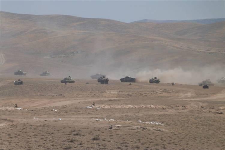 <p> Azerbaycan Savunma Bakanlığı tarafından yapılan açıklamaya göre, Azerbaycan-Türkiye geniş kapsamlı ortak askeri tatbikatları kara ve hava birliklerinin katılımıyla Nahçıvan'da devam ediyor. </p>

