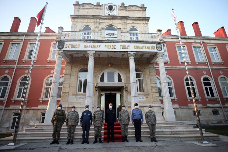 <p>Yunanistan ve Bulgaristan sınırlarındaki birliklerde denetleme ve incelemelerde bulunan Millî Savunma Bakanı Hulusi Akar ve TSK Komuta Kademesi, 54’üncü Mekanize Piyade Tugay Komutanlığı’nı ziyaret etti. </p>