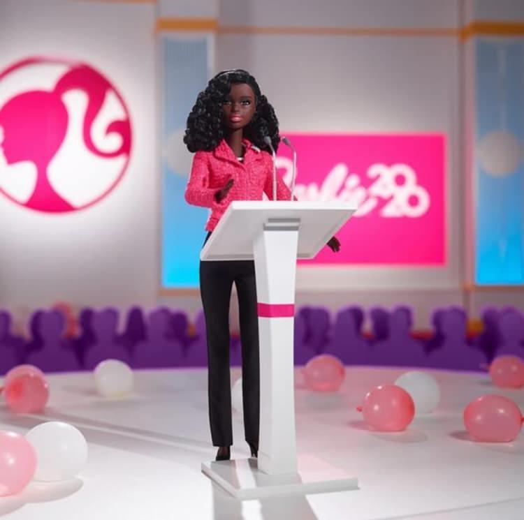 <p><strong>SİYAHİ BAŞKAN ADAYI</strong></p>

<p>Mattel, Barbie’nin yeni 2020 <strong>'Kampanya Ekibi' </strong>setini tanıttı. Yeni oyuncak koleksiyonunda siyahi kadın başkan adayının ekibinin tamamı kadınlardan oluşmakta</p>

<p> </p>
