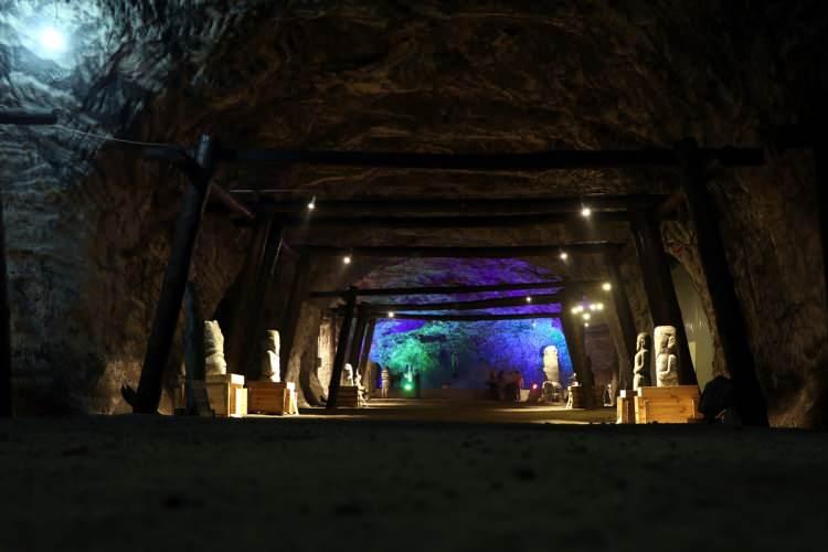 <p>Çankırı'da, koronavirüs salgını nedeniyle 3 ay önce ziyarete kapatılan 5 bin yıllık tuz mağarası, bugün yeniden ziyarete açıldı. </p>
