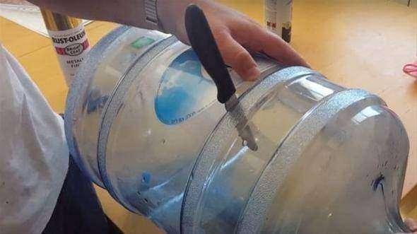 <p>Önce bıçakla damacananın kesim işlemi başlıyor.</p>