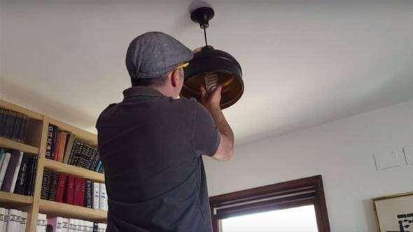 <p>Ardından damacananın tepe lambası olduğunu görüyoruz.</p>