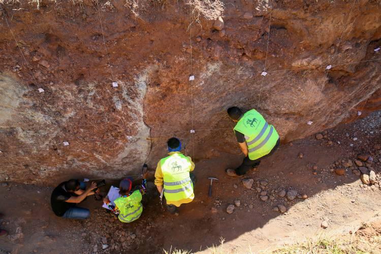 <p>Hendek duvarlarını temizledikten sonra eski deprem izlerini tarihlendirmek amacıyla örnekler toplayan ekipler, bunları Ankara Üniversitesi ve Çukurova Üniversitesine göndererek yaş analiz sonuçlarına ulaşmaya çalışıyor.</p>