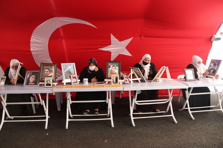 <p>Dağa kaçırılan çocuklarına kavuşma ümidiyle HDP il binası önünde oturma eylemi yapan Diyarbakır anneleri, evlat özlemiyle karşıladıkları Kurban Bayramı'na hüzünlü girdi.</p>

