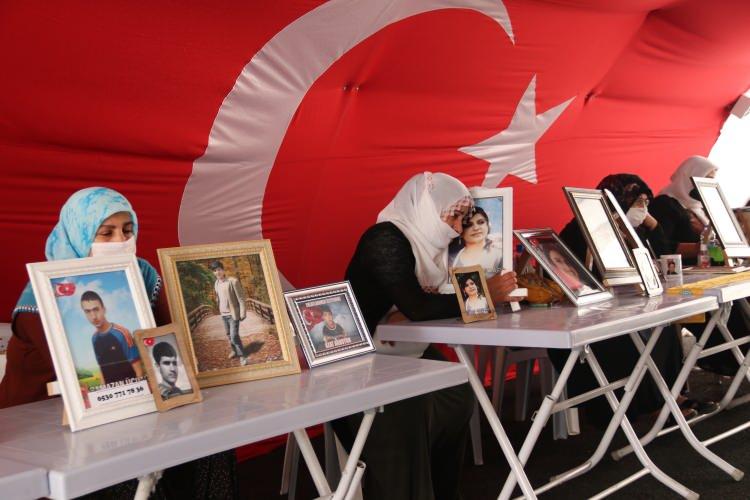 <p>Diyarbakır annelerinin dağa kaçırılan çocuklarını terörün pençesinden kurtarmak için 3 Eylül 2019'da HDP il binası önünde başlattığı oturma eyleminde 332 gün geride kaldı.</p>

