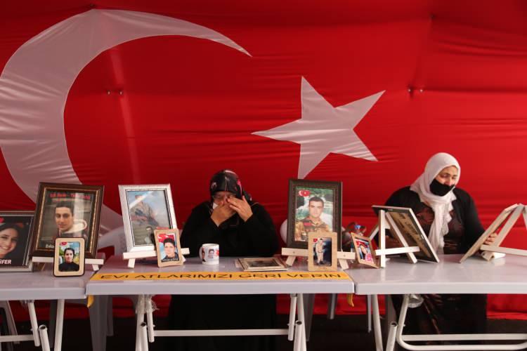 <p>Terör örgütünün kendilerinden kopardığı, büyük emeklerle büyüttükleri evlatlarına kavuşmak için oturma eylemini kararlılıkla sürdüren aileler, Kurban Bayramı'nı çocuklarından ayrı karşılamanın hüznünü yaşıyor.</p>
