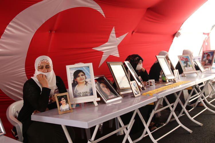 <p>Yeni tip koronavirüs (Kovid-19) tedbirleri kapsamında oturma eylemini dönüşümlü sürdüren aileler, çadırda ve evlerinde evlatlarından gelecek müjdeli haberi bekliyor.</p>