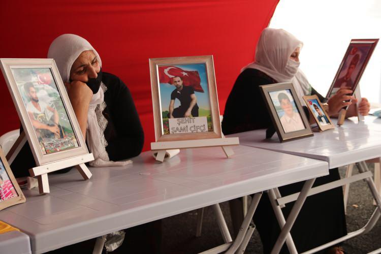 <p>- "Oğlum gelse çifte bayram yaşarız"</p>
<p>Oğlu Ramazan için eylem yapan annelerden Mevlüde Üçdağ, AA muhabirine, HDP il binası önünde evlatları için haklı bir mücadele başlattıklarını söyledi.</p>