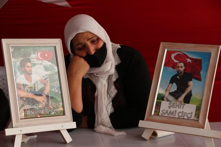 <p>Oğluyla beraber geçirdikleri bayramları anlatan Üçdağ, "Her bayram öncesi çocuğumu alışverişe götürürdüm. Ona giysi alırdım. Bayram sabahı elimizi öperdi. Onlar (HDP ve PKK) zalimdir. Bayramı bana yaşatmıyorlar. Lanet olsun PKK'ya, bu sevinci bize yaşatmadı." diye konuştu.</p>