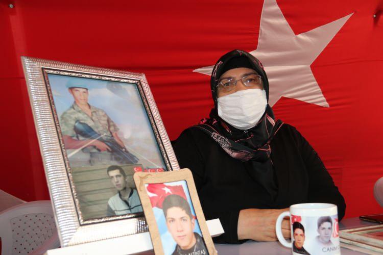 <p>Üçdağ, oğluna güvenlik güçlerine teslim olması çağrısında bulunarak şöyle seslendi:</p>
<p>"Oğlum, devletimiz güçlü. Güvenlik güçlerini nerede görürsen gel, onlara teslim ol. 15 genç geldi, şu anda aileleriyle mutlular. Sen gelirsen ancak evimiz mutlu olur. Evimiz huzursuz. Hiç mutlu değiliz. Oğlum gelse çok mutlu oluruz, çifte bayram yaşarız." </p>