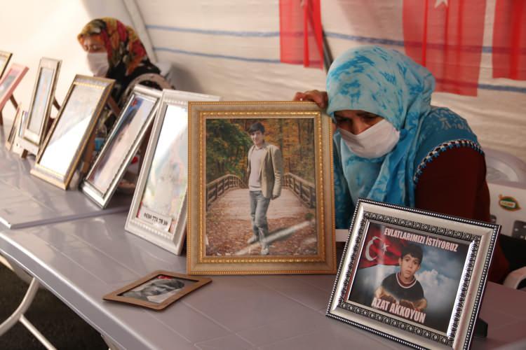 <p>- "13 bayramdır gözüm hep yolda"</p>

<p>Fatma Akkuş, kızı Songül'ün 6 yıl önce 15 yaşında dağa götürüldüğünü belirterek, evladını çok özlediğini, en büyük dileğinin bayramda kızına kavuşmak olduğunu söyledi.</p>
